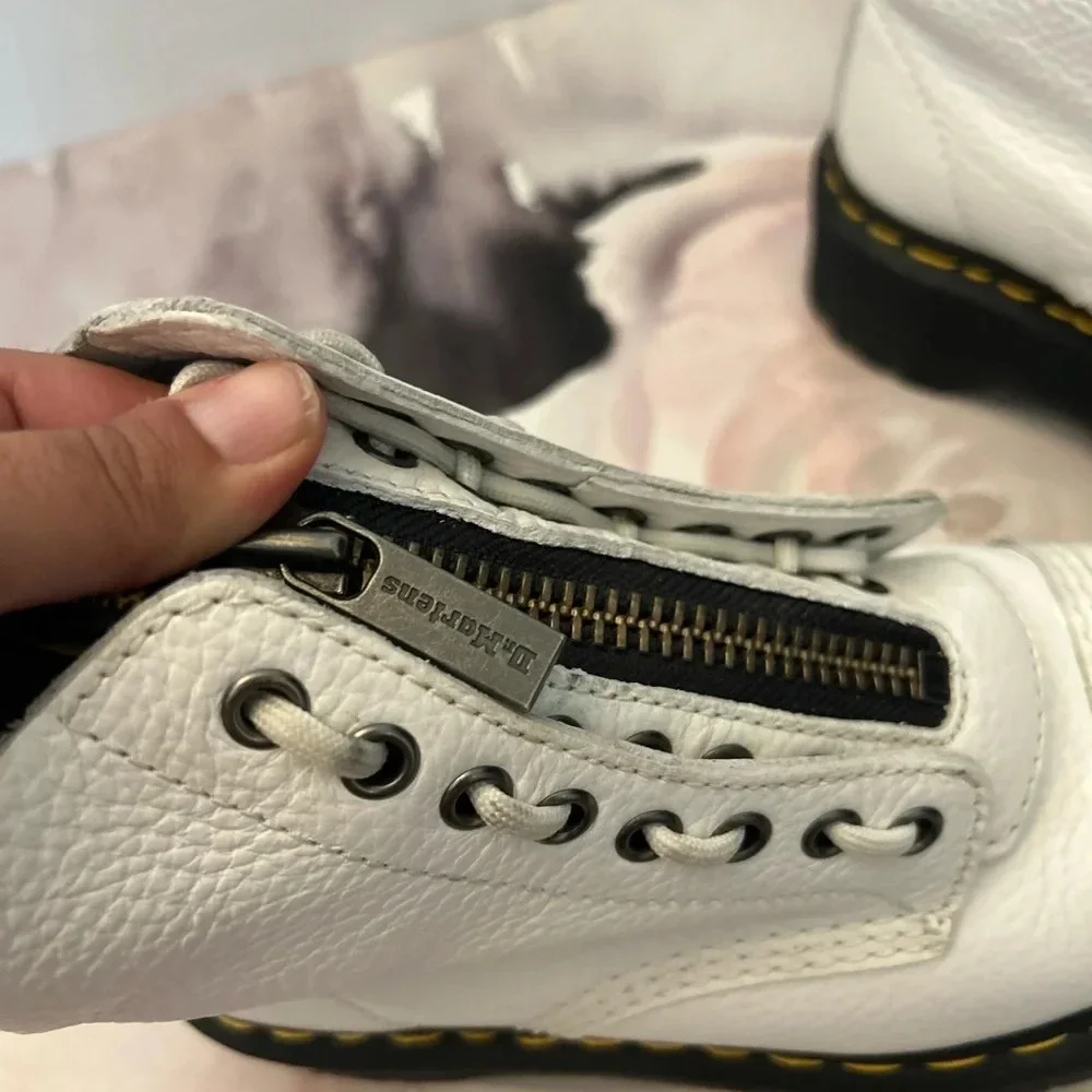 ! Dr. Martens SINCLAIR MILLED LEATHER PLATFORM BOOTS MSRP$250 in white